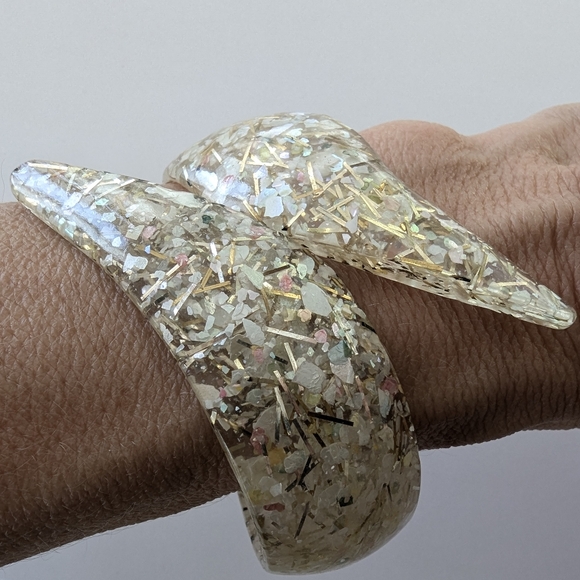 VTG Iridescent & Gold CONFETTI LUCITE Bypass Hinged Clamper CUFF BRACELET - Picture 4 of 8